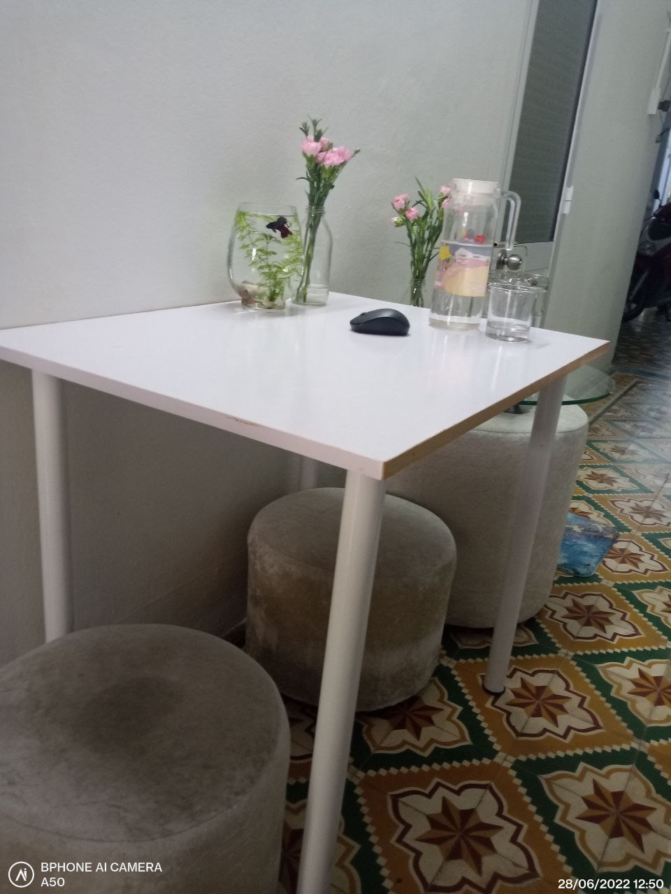 4 chân bàn sắt trắng , cao 72cm .phù hợp cho mọi loại bàn gỗ , đi kèm 16 ốc vít