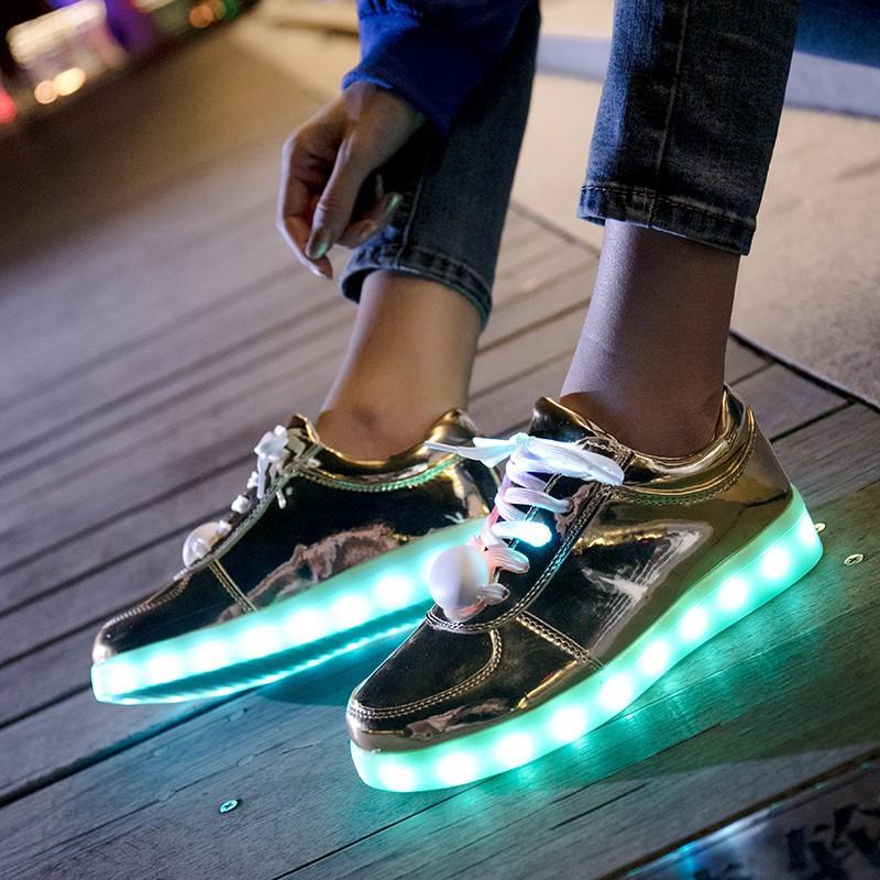 Giày phát sáng màu bạc bóng phát sáng 7 màu 8 chế độ đèn led cực đẹp (có video) mã MO50 L( full box