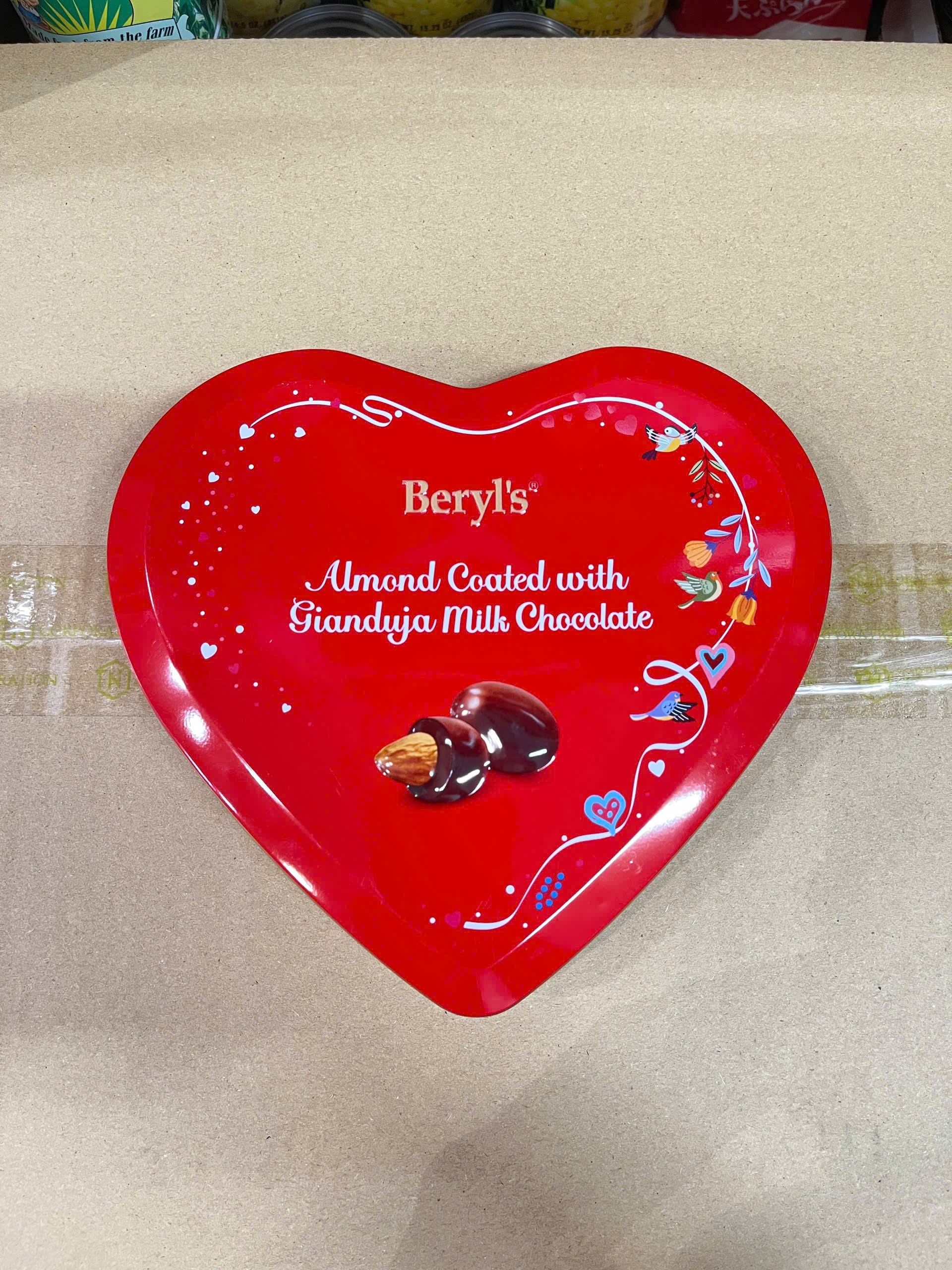 Socola hạnh nhân phủ socola sữa Beryl's trái tim hộp thiếc 80g - Gift boxTrái tim đỏ