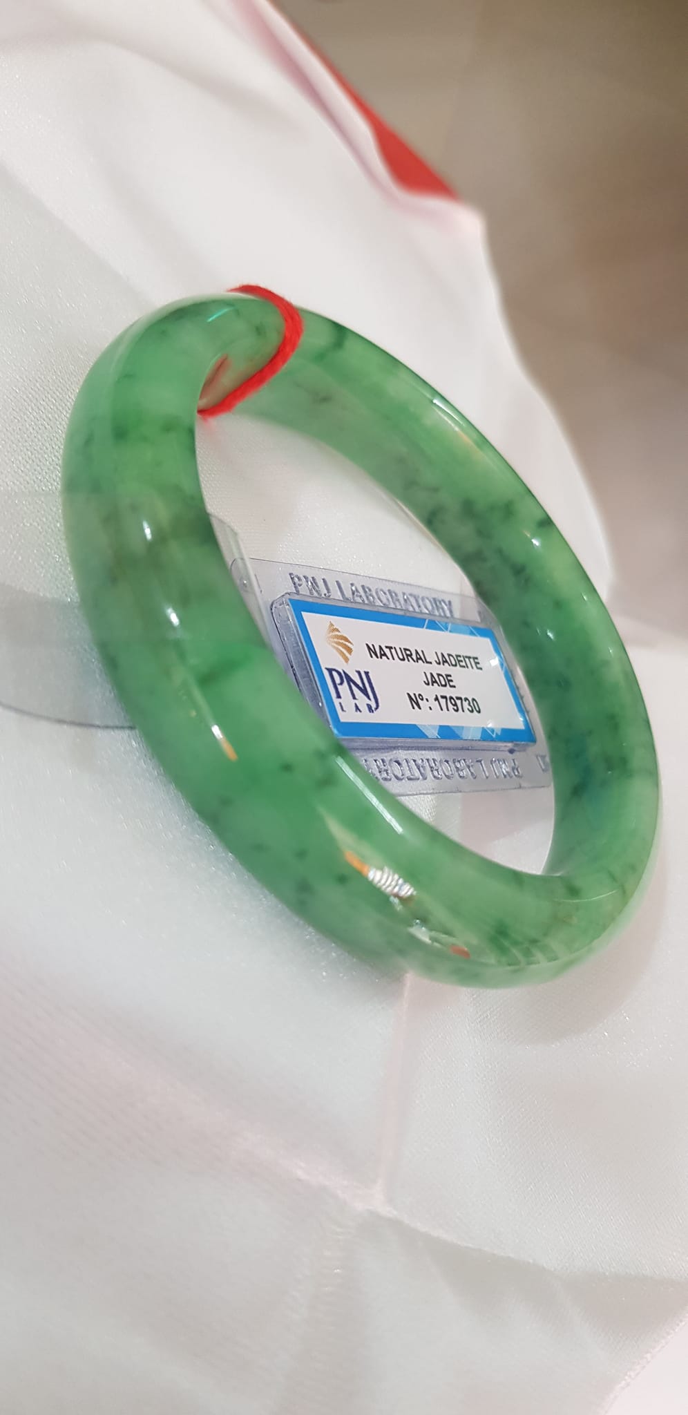 Vòng Cẩm Thạch tự nhiên Vip Bản Hẹ ĐL Ni 56mm x Cao 12mm x dầy 7,8mm Vòng kiểm định P No 179730 màu Xanh Lý Đều bóng vân đậu lý cưng quá mượt đẹp Nữ mệnh Mộc Thủy Hỏa cân nặng 54kg - 63kg đeo rất đẹp sang tay ạ