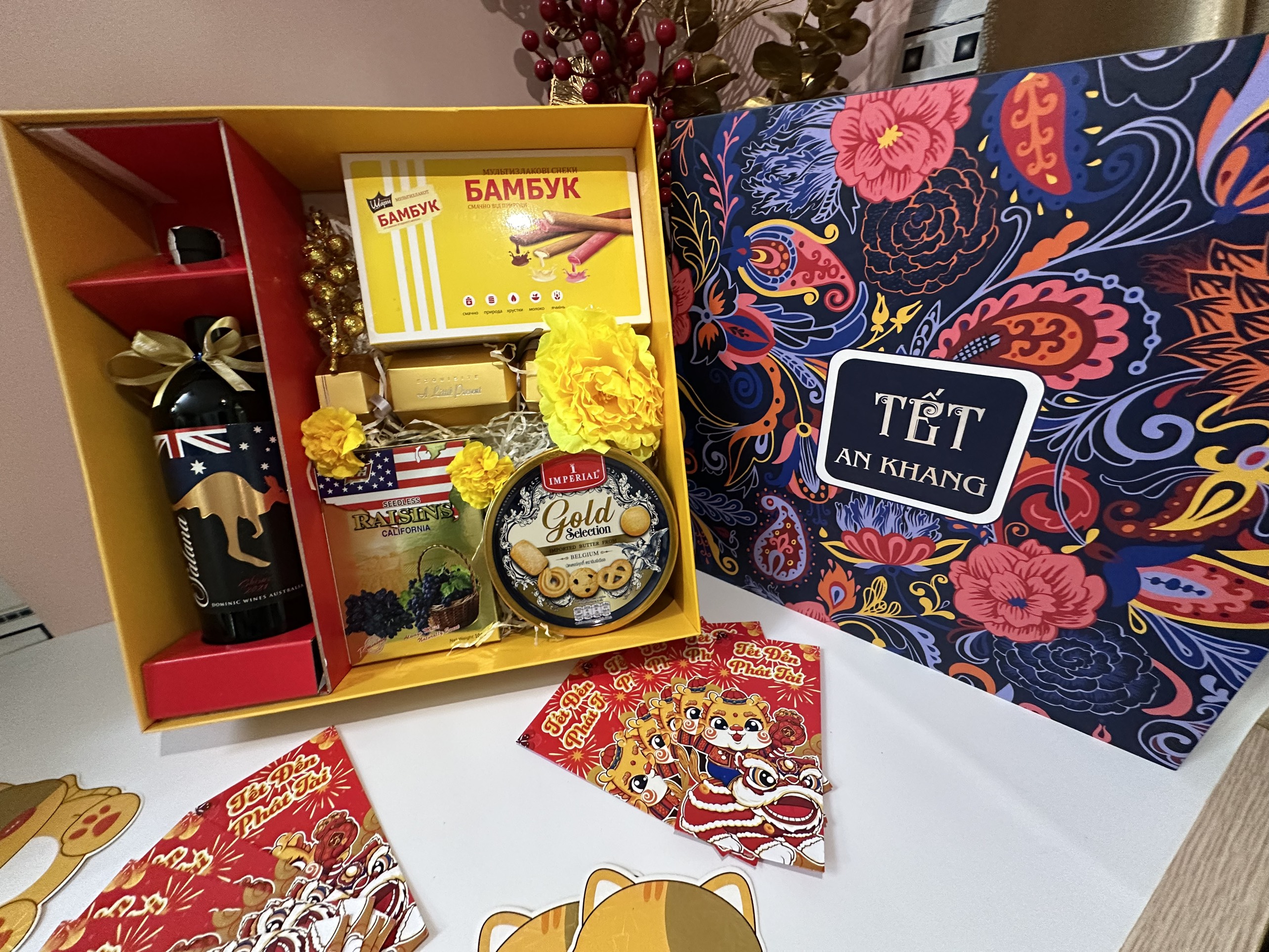 Set Hộp Quà Tết Lục Hợp Đồng Xuân Sang Trọng Thích Hợp Để Biếu Tặng Dịp Năm Mới Có Vang Đỏ, Trà, Bánh Kẹo Đủ Đầy, Ý Nghĩa