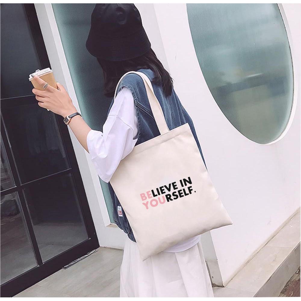 Túi Tote Vải Mộc Ginko kiểu basic có dây kéo khóa miệng túi đựng vừa laptop 14 inch và nhiều đồ dùng khác In Hình BELIEVE IN YOURSELF M28