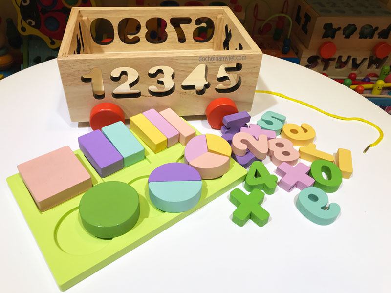 Xe ô tô kéo thả số học toán và nhận hình khối các loại theo bảng phân số đồ chơi gỗ