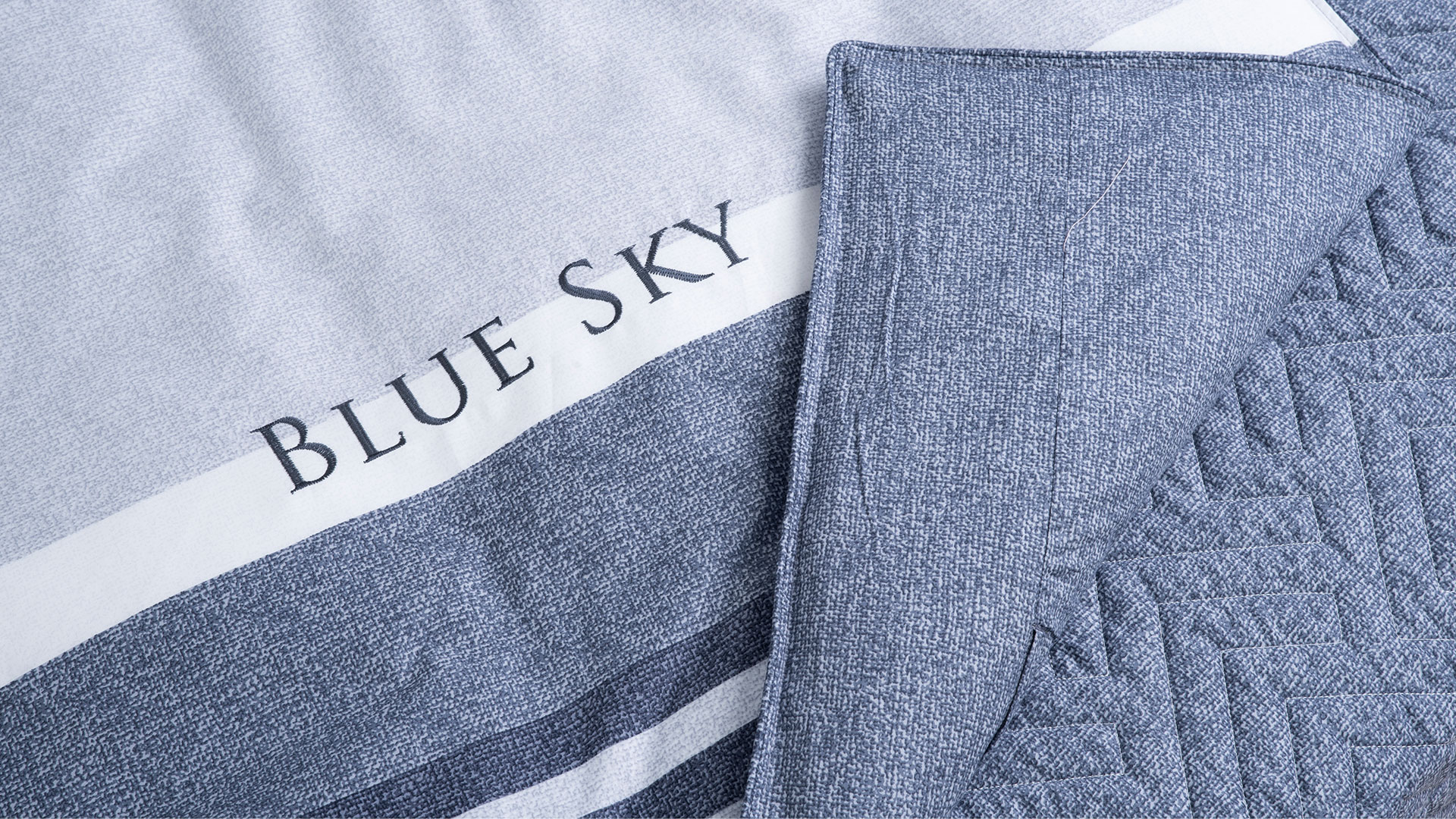 Bộ Blue Sky Cotton T – DLS198. BST CHĂN GA GỐI DLS HANVICO 2022 – VẺ ĐẸP TINH TẾ ĐẾN TỪ SỰ ĐƠN GIẢN. Hãy cùng Hanvico chiêm ngưỡng vẻ đẹp tinh tế của dòng chăn ga gối DLS Hanvico 2022 nhé