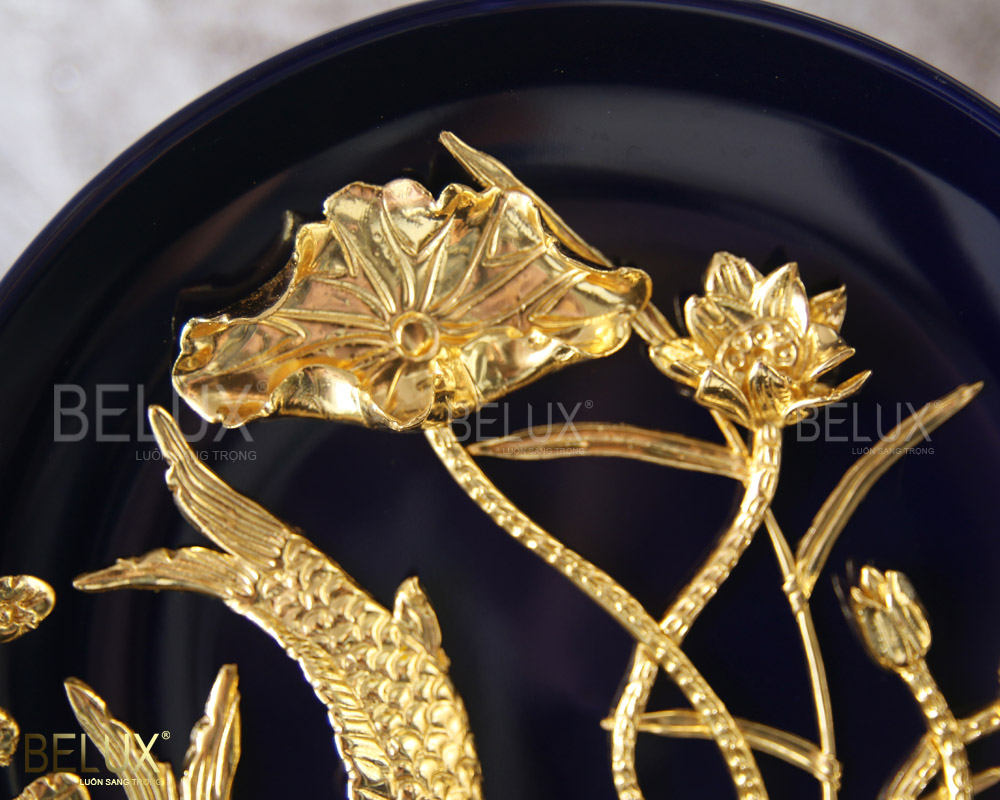 Đĩa cá chép hoa sen dát vàng 24k D20 nền tím than