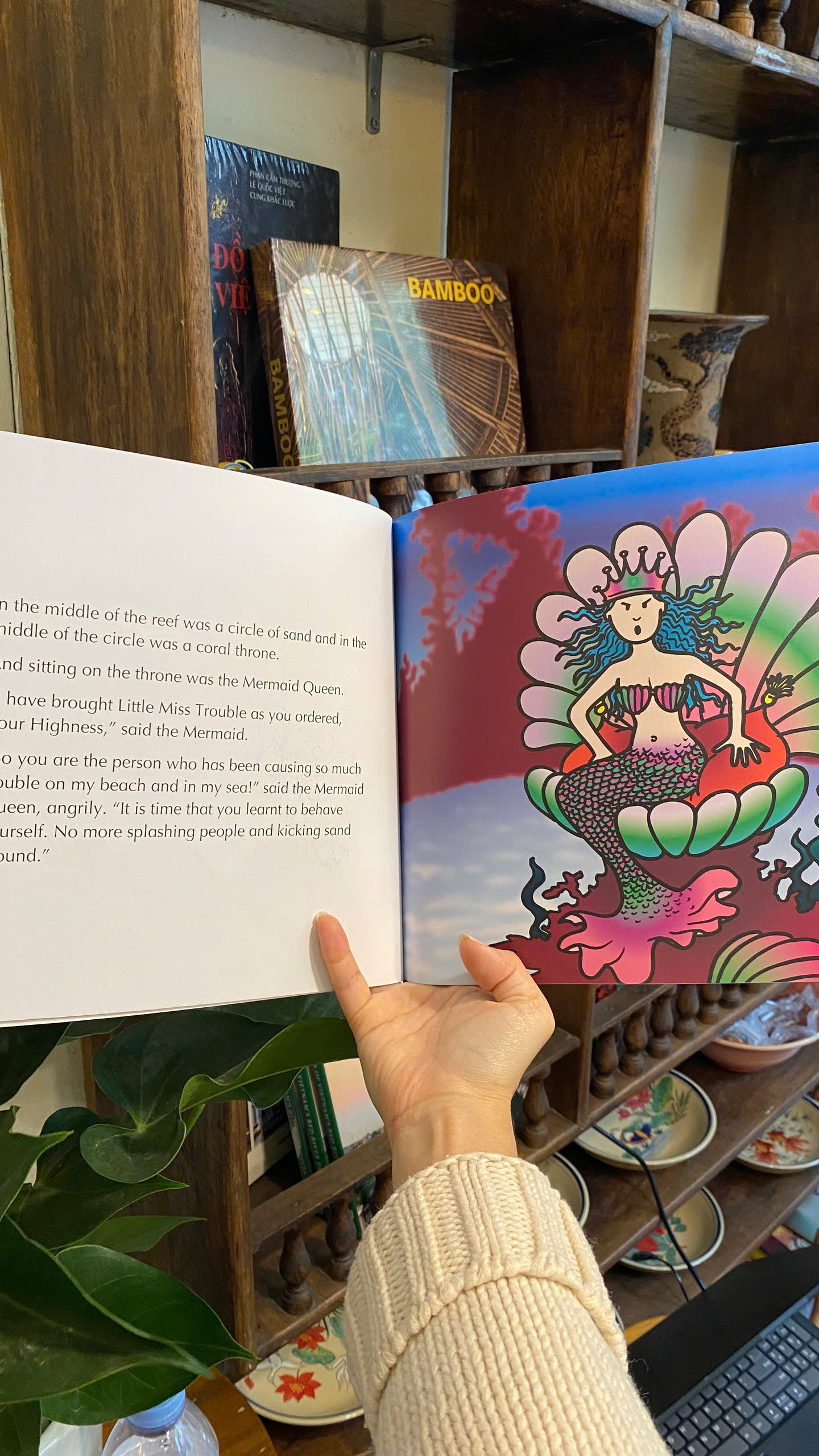 Sách - Little Miss Trouble and the Mermaid by Roger Hargreaves | Children's English Picture Book