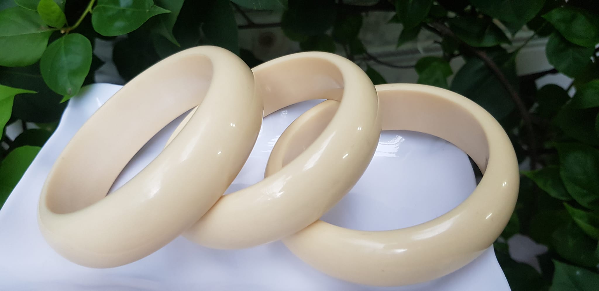 Vòng Tay Nam Giả Ngà hay gọi Xương Mỹ Nghệ Ni to 72mm x cao 22mm x dầy 10mm Nam tay tròn đeo tầm 80kg - 90kg hơn đeo ạ