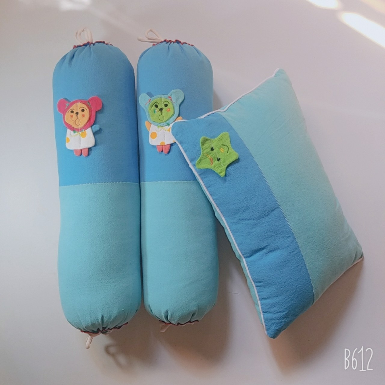 Bộ Gối Nằm 02 Gối Ôm Cho Bé Vải Cara - Giao Màu Sắc Ngẫu Nhiên