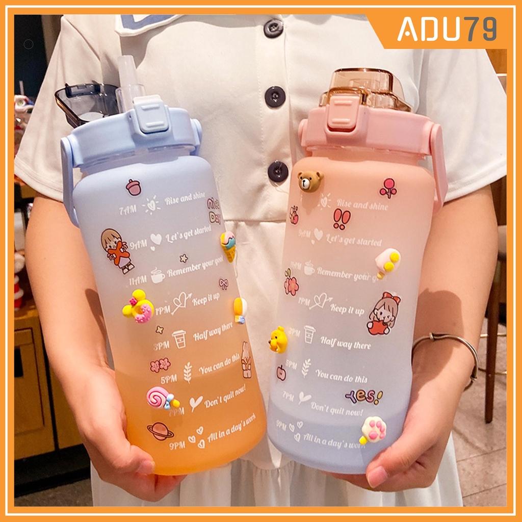 BÌNH NƯỚC 2 LÍT Chia Vạch Báo Giờ Uống Nước Dễ Thương Cute Thể Thao Có Ống Hút - Tặng Kèm Sticker Dán
