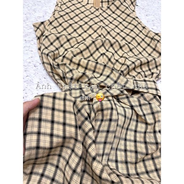 Đầm kẻ vàng sát nách xoắn eo DN574