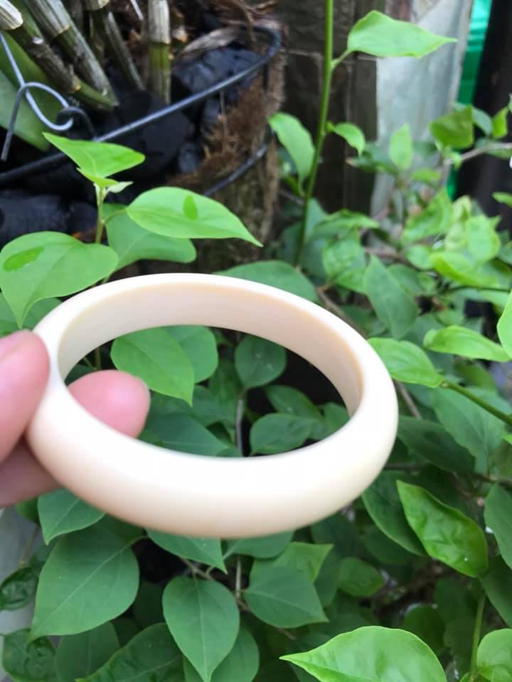 VÒNG TRẮNG NI 54MM x Bản Cao 12mm x Dầy 8mm . VÒNG TAY NỮ ĐEO MÀU TRẮNG GIẢ NGÀ HAY GỌI LÀ XƯƠNG MỸ NGHỆ SIZE 54MM x Bản Cao 12mm x Dầy 8mm NẶNG 50KG - 57KG ĐEO Ạ