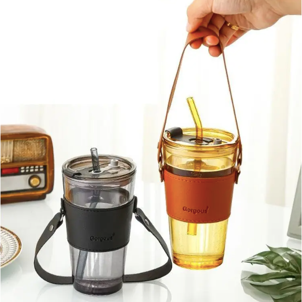 Cốc Thủy Tinh Bọc Da Quai Xách Dung Tích 450ml Kèm Ống Hút Thuỷ Tinh Có Nắp Đậy Chống Tràn Giao Màu Ngẫu Nhiên