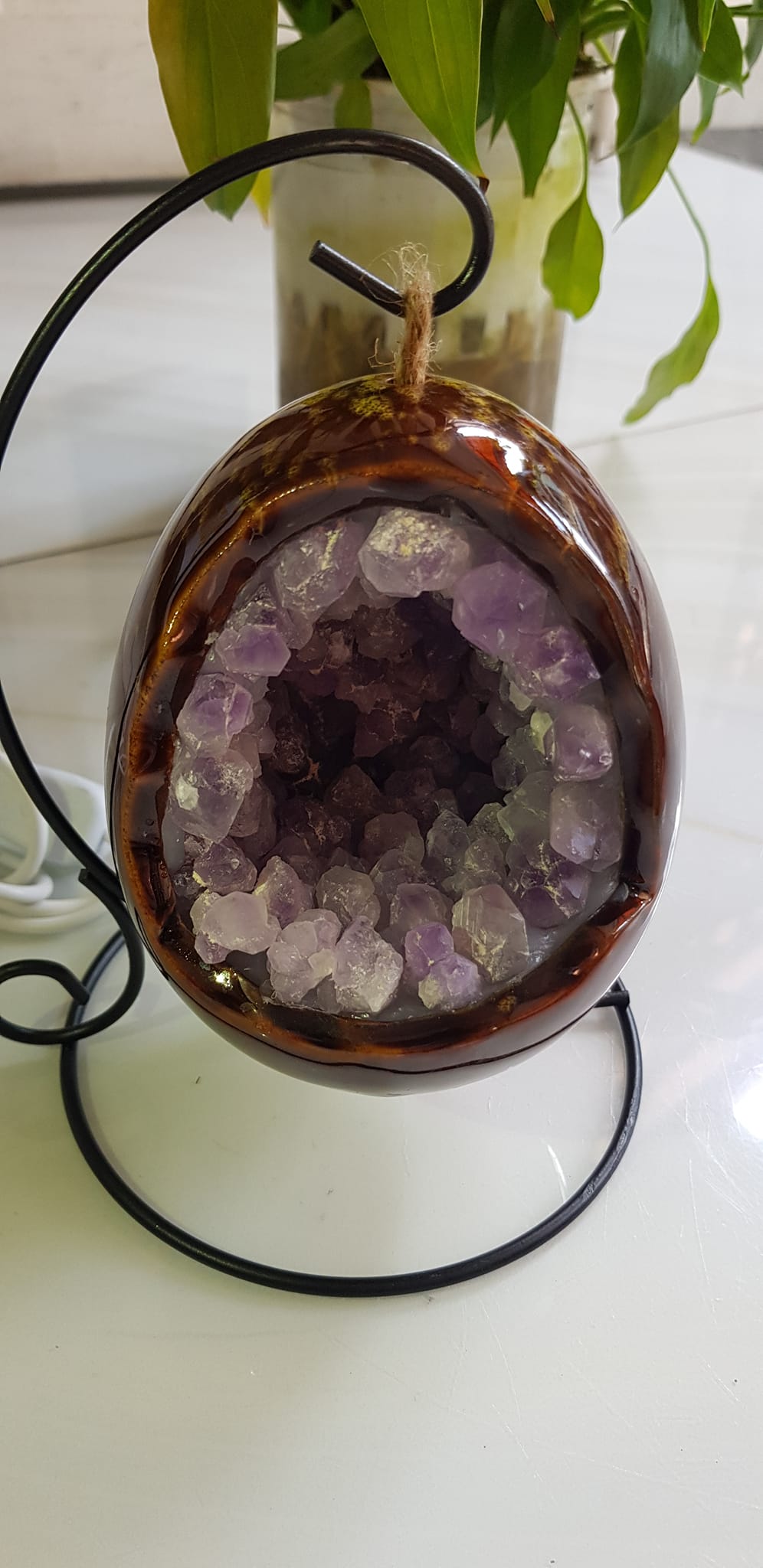 Miếng thạch anh tím tự nhiên hốc sâu có đế kiểu có đèn điện công dụng hút tài lộc Size cả chân Cao 16cm đk 12cm miếng tím cao 10cm x đk 8cm Anh Chị để bàn trang trí nhà bàn thờ Thần Tài và treo trong phòng làm đèn ngủ may mắn màu tím thật sự rất tốt đẹp ạ