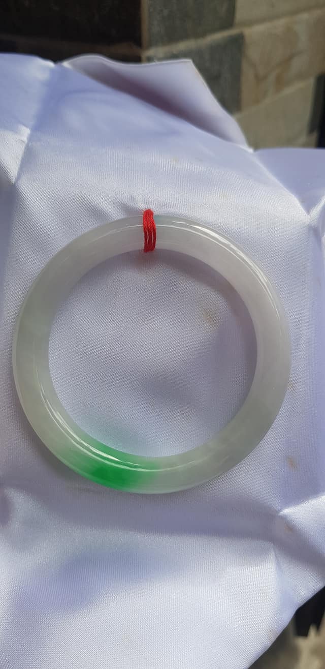 Vòng Cẩm Thạch tự nhiên Tr Lý Ni 52mm Vòng size 52mm x chột 8mm bóng đẹp màu trắng bóng điểm xanh lý tươi đậm đẹp 1 điểm nhấn của vòng xinh xắn lắm Nữ 50kg - 55kg kim mệnh thuỷ đeo hợp ạ