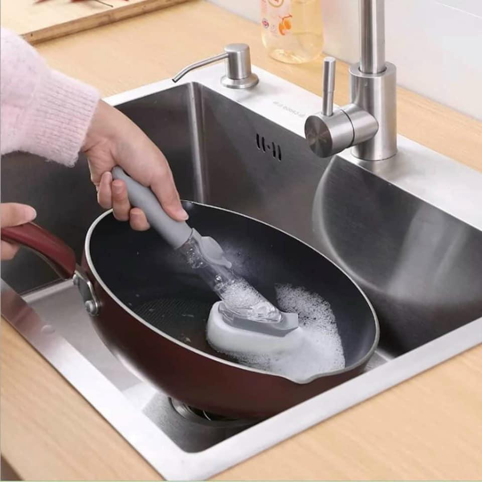 Cọ rửa chén tích hợp ống đựng xà phòng tay cầm dài tiện dụng cho nhà bếp