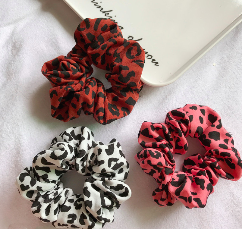 SET 3 CỘT TÓC VẢI SCRUNCHIES DA BEO, BUỘC TÓC ĐEO TAY THỜI TRANG NỮ  - MÀU NGẪU NHIÊN