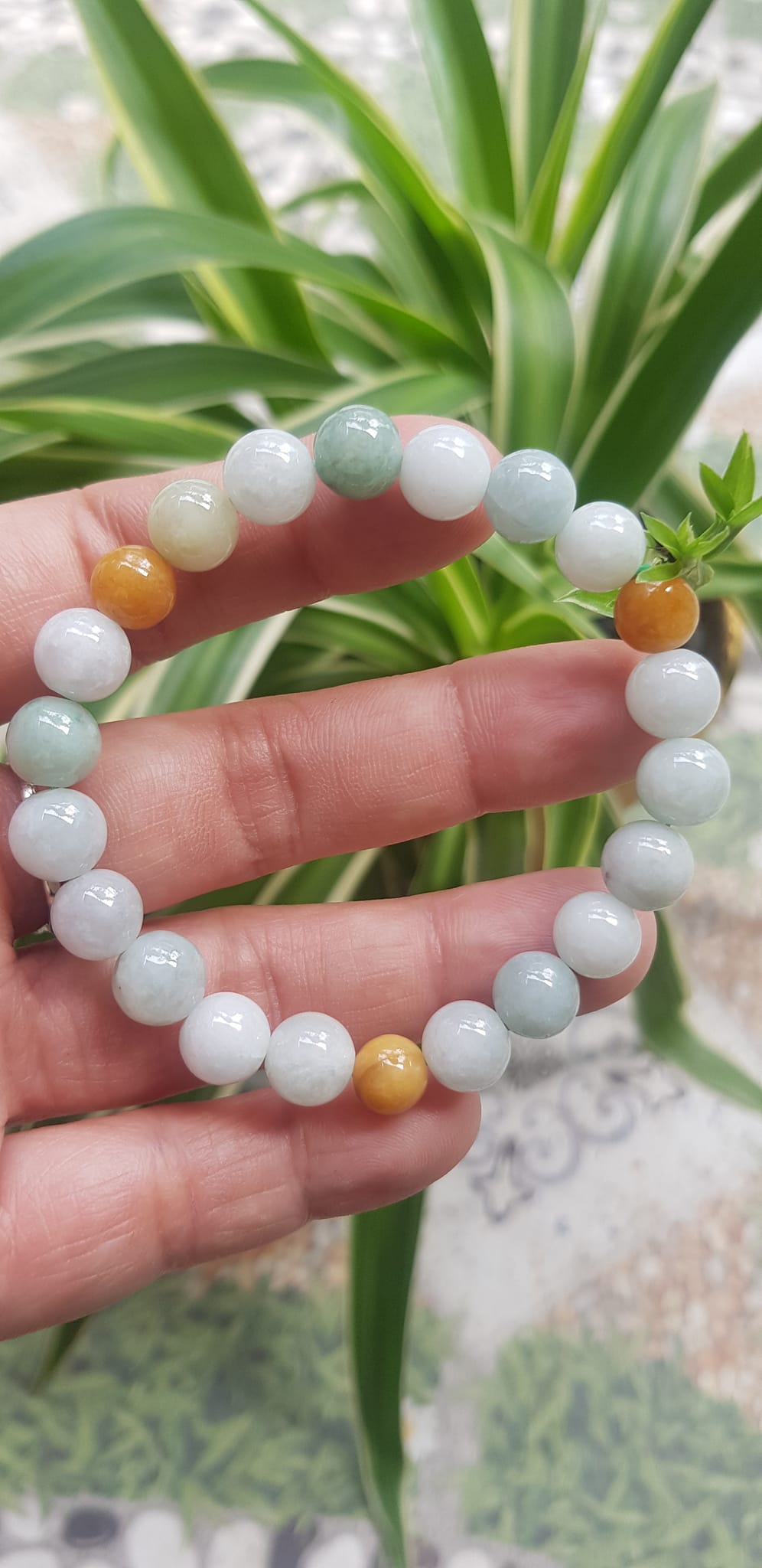 Vòng chuỗi đá Cẩm Thạch tự nhiên trắng huyết tam tài 8mm bóng đẹp Màu trắng bóng xanh vàng nữ đeo rất xinh đẹp xinh tay may mắn Vòng đá cẩm thạch tự nhiên tốt cho sức khoẻ công việc ạ