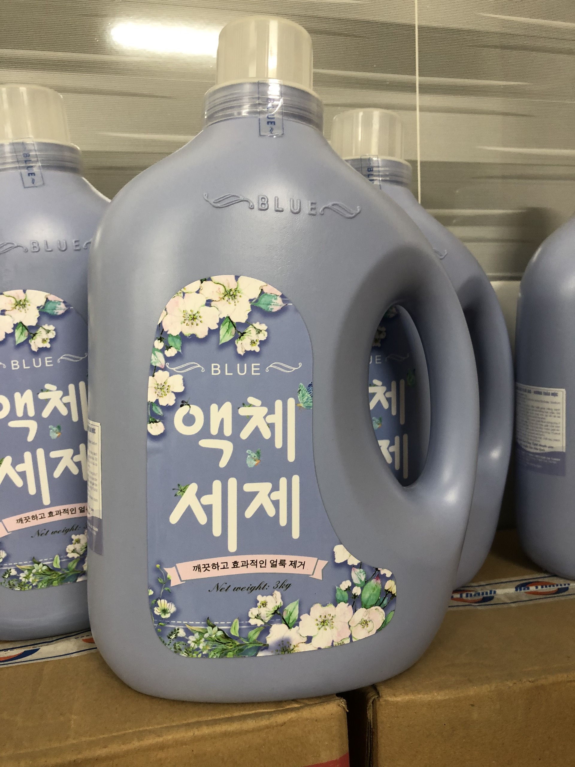 Nước giặt Blue chai 3kg - dạng gel siêu đậm đặc hương thơm dịu nhẹ