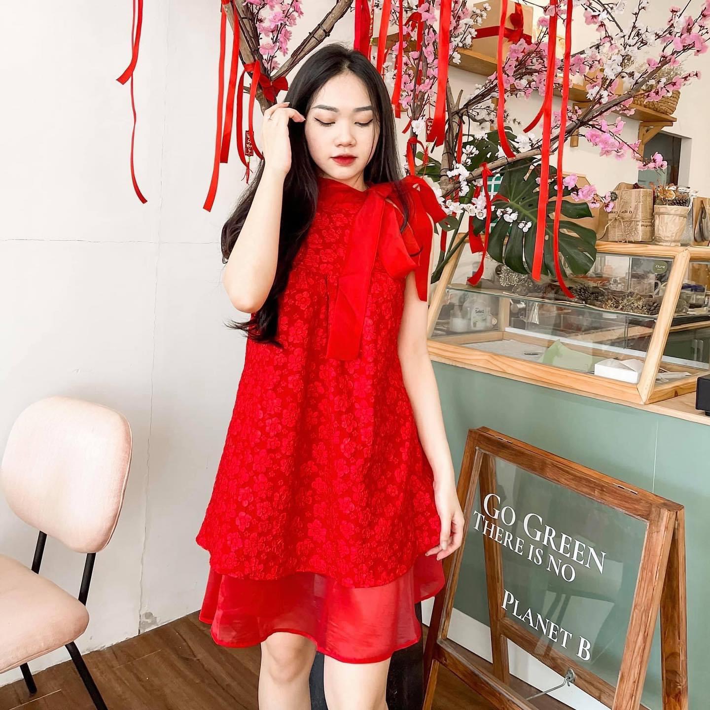 Set áo vải gấm hoa nổi màu đỏ cổ yếm nơ phối váy quần voan lụa