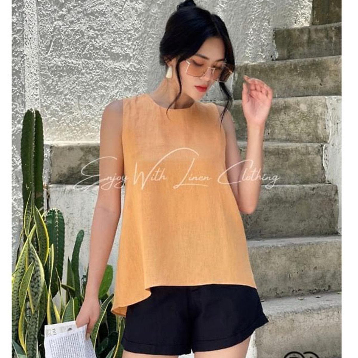 Bộ đồ Linen dáng yếm nút sau trẻ trung - Áo vàng quần đen