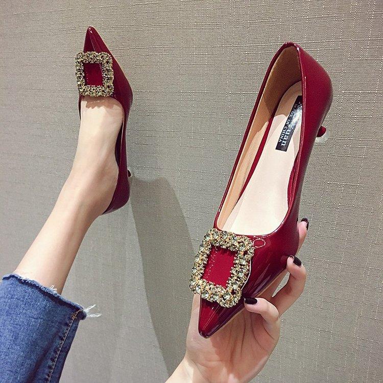 Giày cao gót với gót thấp đính phụ kiện vuông trang trí đơn giản thời trang cho nữ