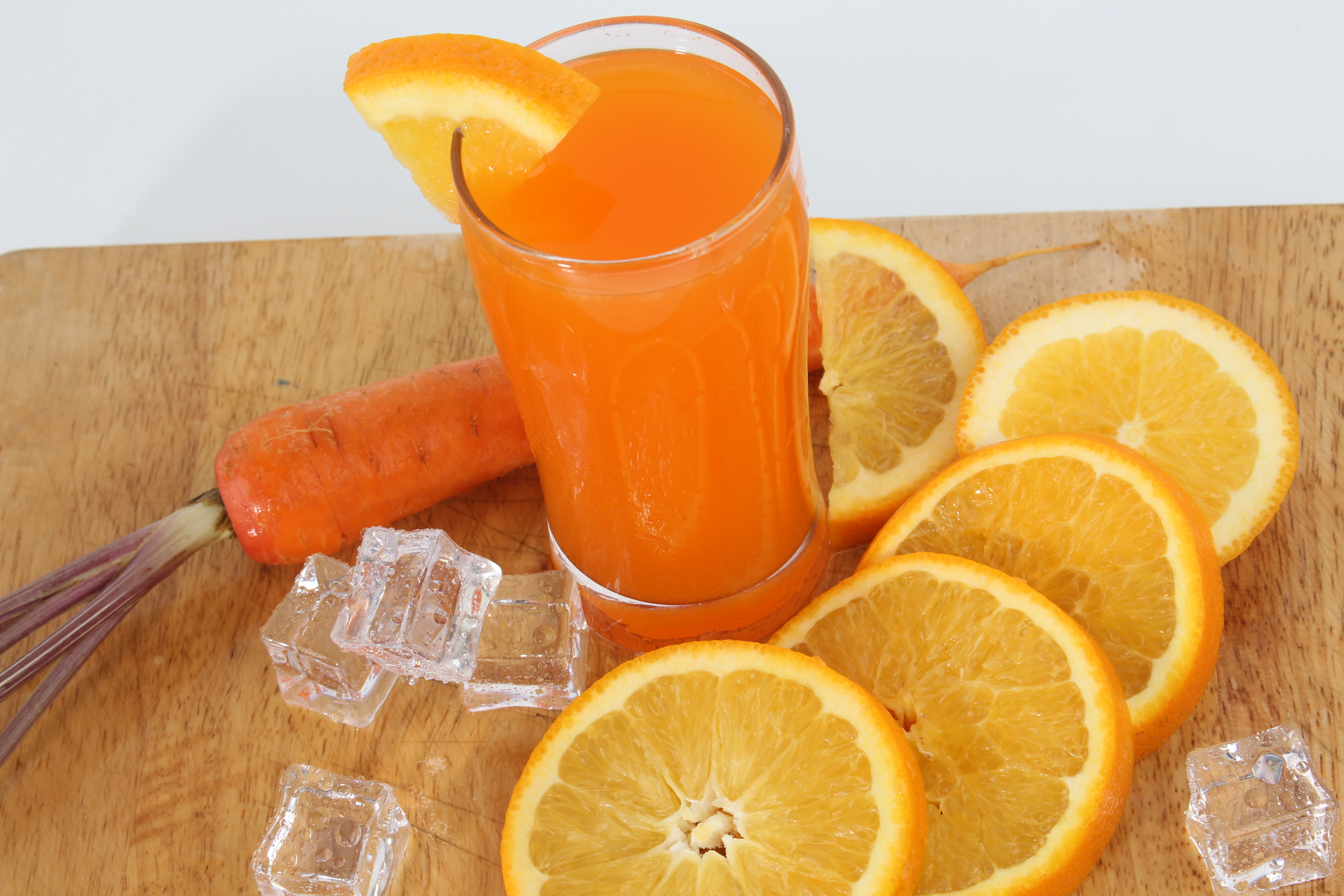 Nước ép cam - cà rốt từ trái cây tươi YOOH - Lốc 6 lon thơm ngon giải khát cho cơ thể