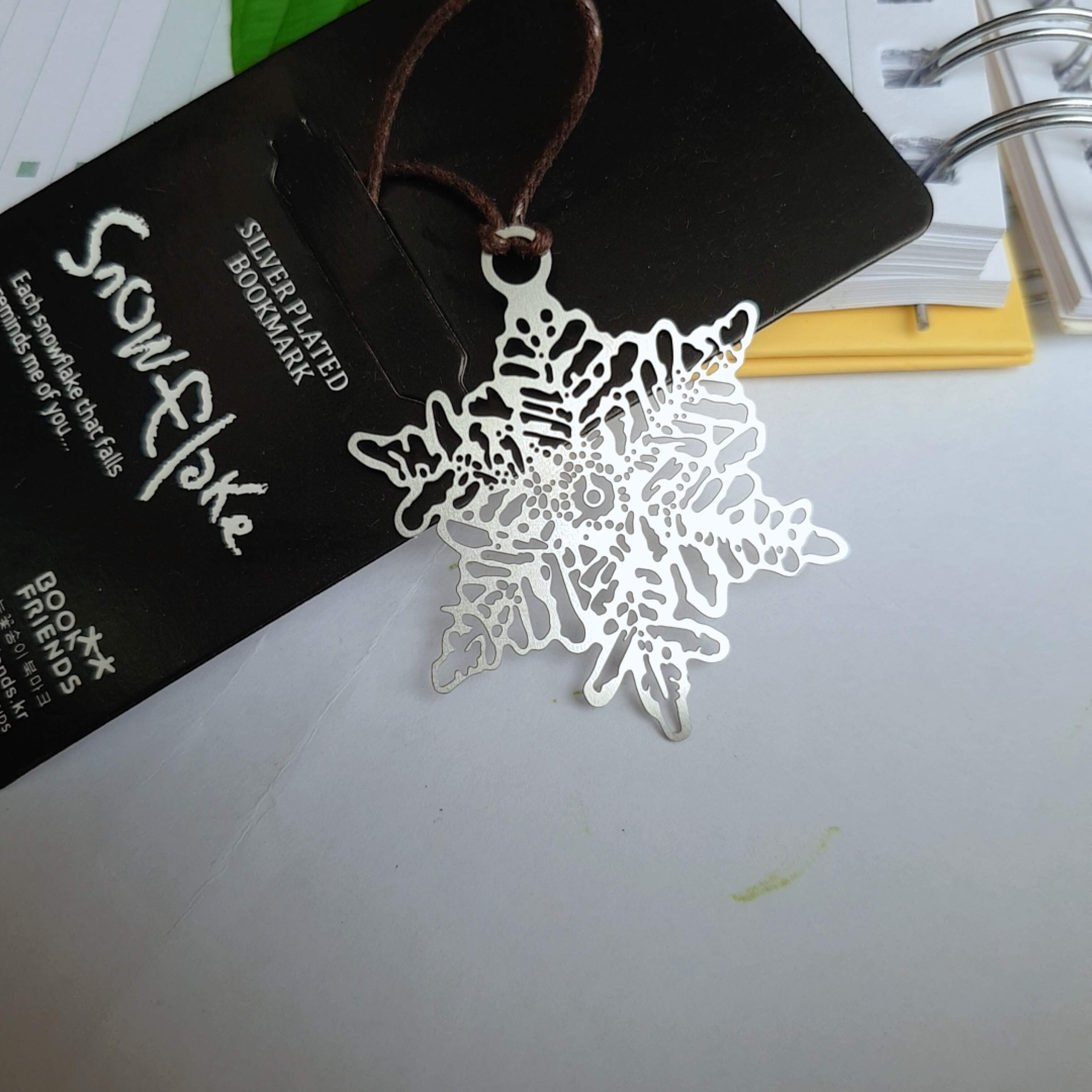 Bookmark kim loại màu bạc hình hoa tuyết kèm dây treo
