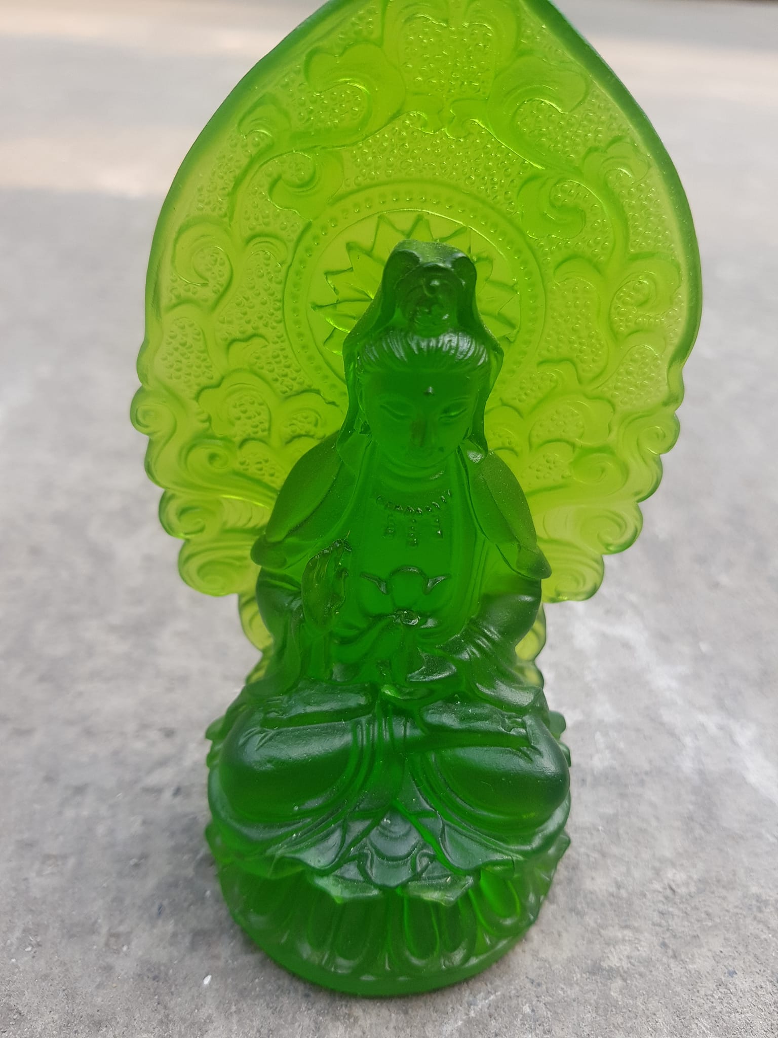 TƯỢNG PHẬT BÀ QUAN ÂM MỚI ĐÁ LƯU LY XANH LÁ TƯƠI ĐẸP ĐỂ TRONG XE HƠI hoặc BÀN cao 12cm x đk 7cm x đế 5cm CHUẨN HỢP ANH CHỊ Mệnh HỎA Mệnh MỘC Ạ