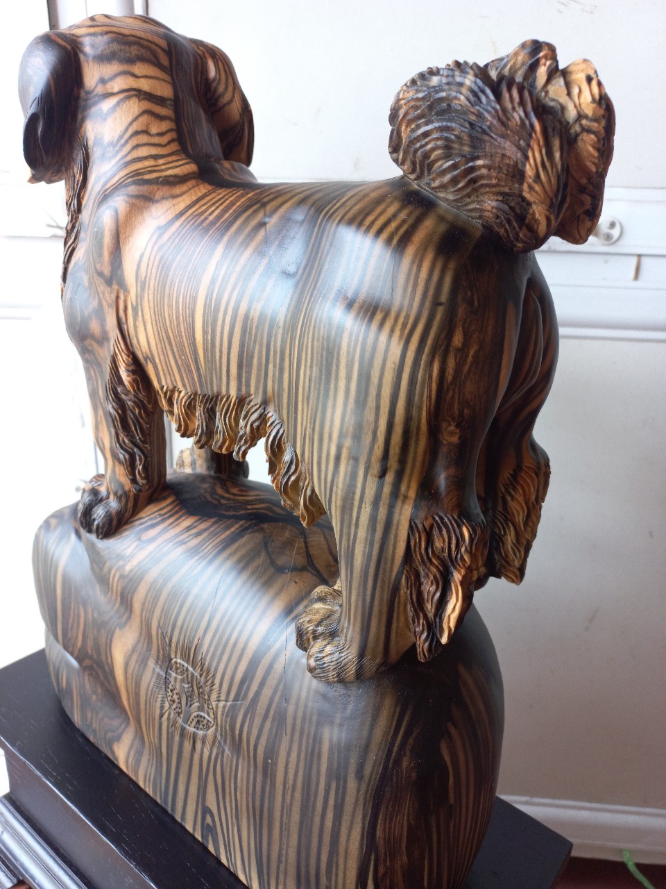 Tượng con chó phong thủy tài lộc bằng gỗ mun hoa đẹp long lanh kt cao 38×32×15cm chưa kệ chân kỷ