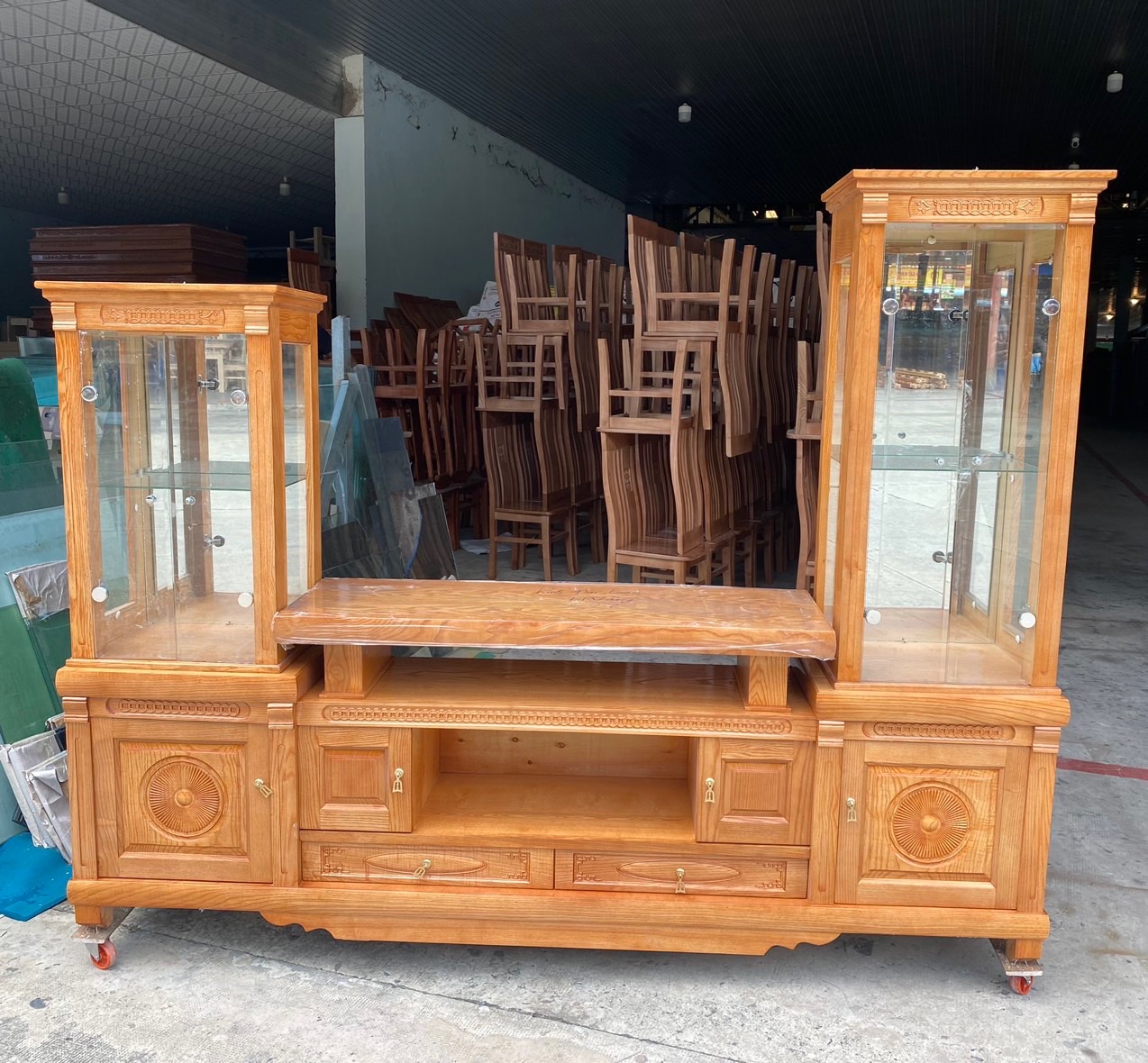 Kệ Tivi Gỗ Sồi Mẫu Cột Kính