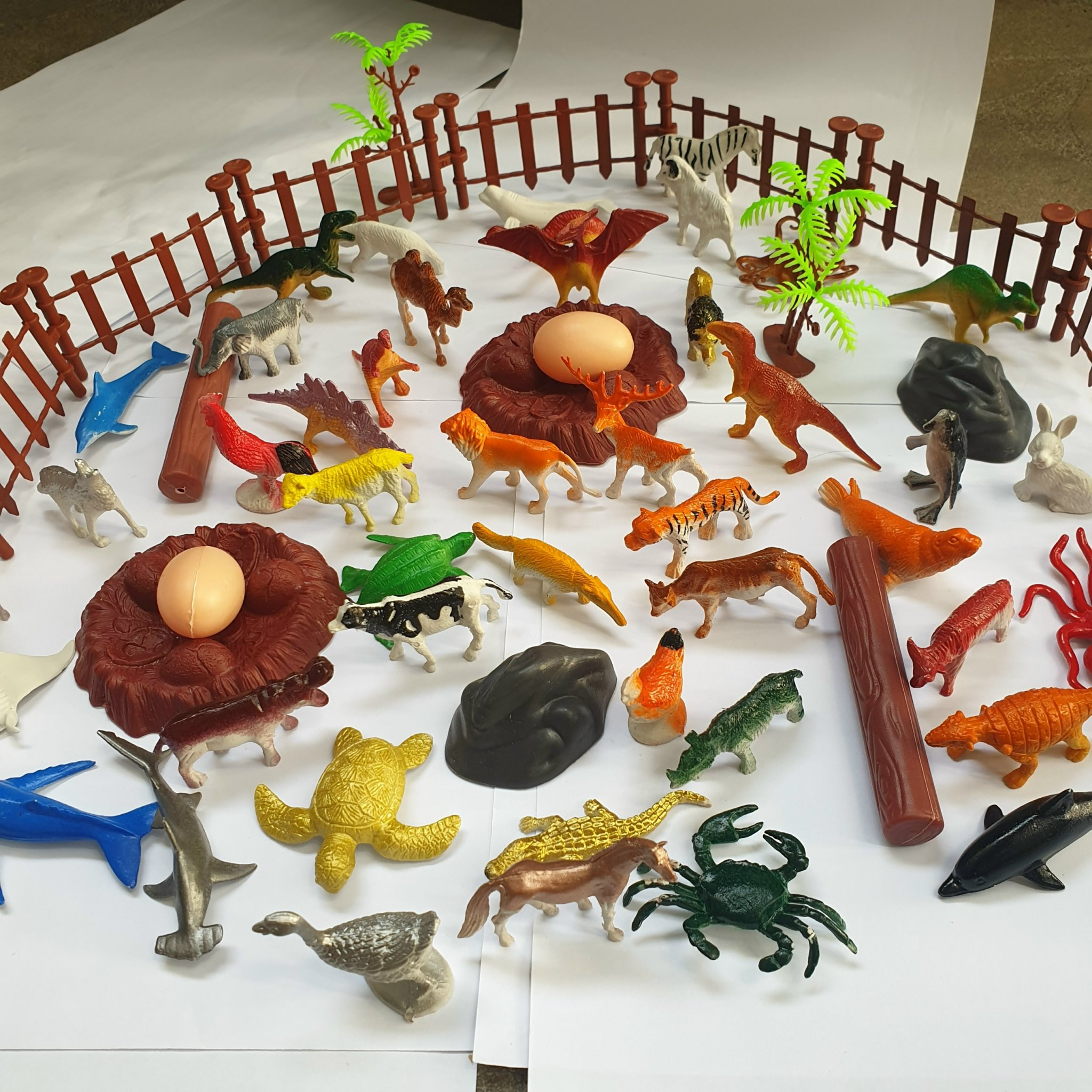 Hộp 82 mô hình đồ chơi thế giới động vật Animal World có hàng rào bao quanh cho bé nhập vai học tập và phát triển