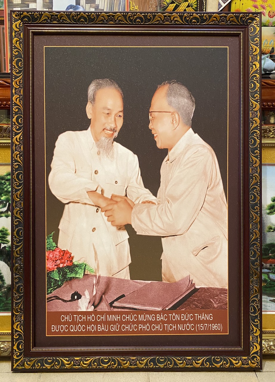 Tranh in dầu, ảnh Bác Hồ chúc mừng Bác Tôn làm phó Chủ tịch nước - IN196