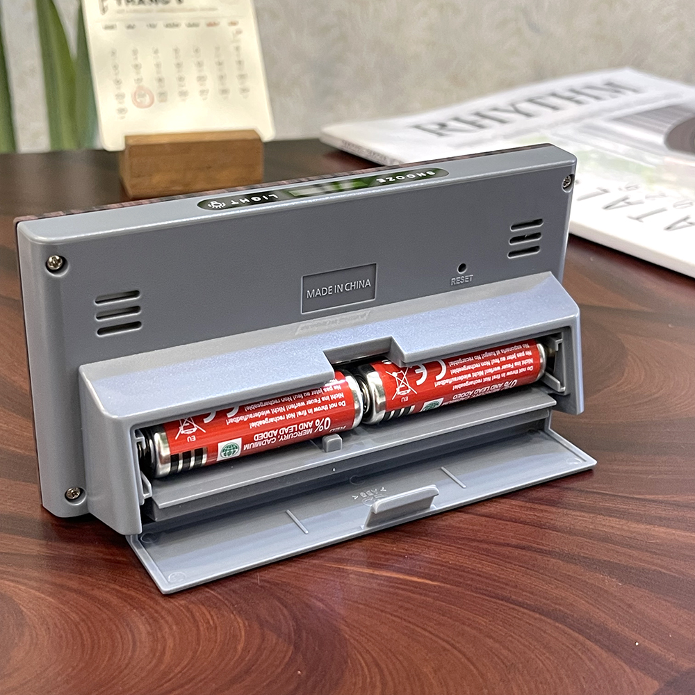 Đồng hồ Rhythm LCT108NR06 – KT 13.1 x 6.6 x 3.6cm, 150g. Vỏ nhựa. Dùng Pin.