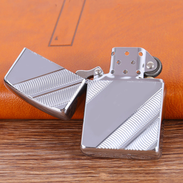 Vỏ Hột Quẹt Bật Lửa Hộp Quẹt Xăng Đá Zorro Z8775B Họa Tiết Logo Chéo Dùng Xăng Bấc Đá Cao Cấp - Nhiều Màu