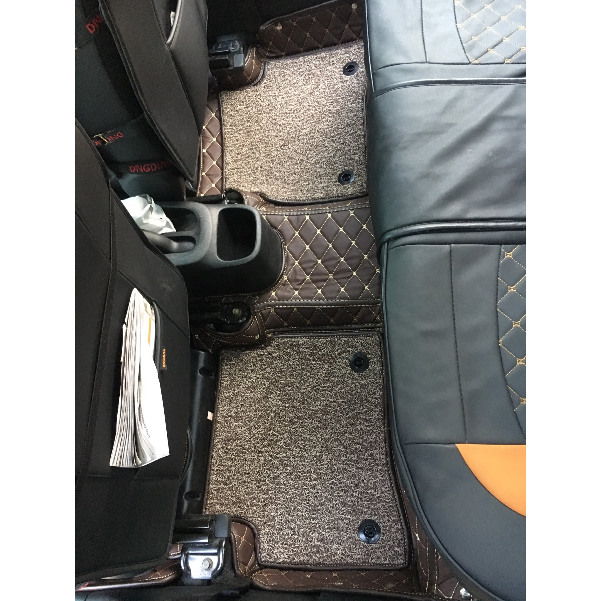 Thảm sàn ô tô 6D dành cho xe Hyundai Grand I10 hatchback 2014 da Thường màu T1.4 + R5 hình ảnh thật chụp bằng điện thoại không chỉnh sửa có video hướng dẫn lắp đặt tại nhà