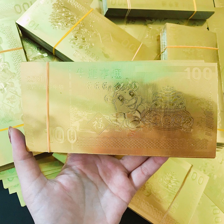 Combo 10 tờ lưu niệm 100 hình con Trâu, chất liệu nhựa plastic mạ một lớp màu vàng, dùng để trang trí trong nhà, làm tiền lì xì dịp Tết Tân Sửu 2021, treo trên cây mai, bỏ vào túi xách - SP005094