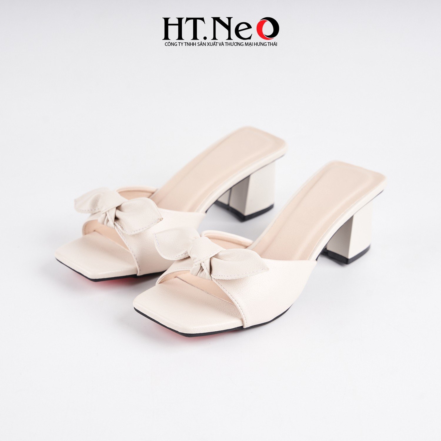 Sandal nữ quai da gắn nơ điệu đà nữ tính, thiết kế độc đáo, mới lạ trẻ trung kết hợp với gót trụ 5p đi êm chân, thoải mái SDN187