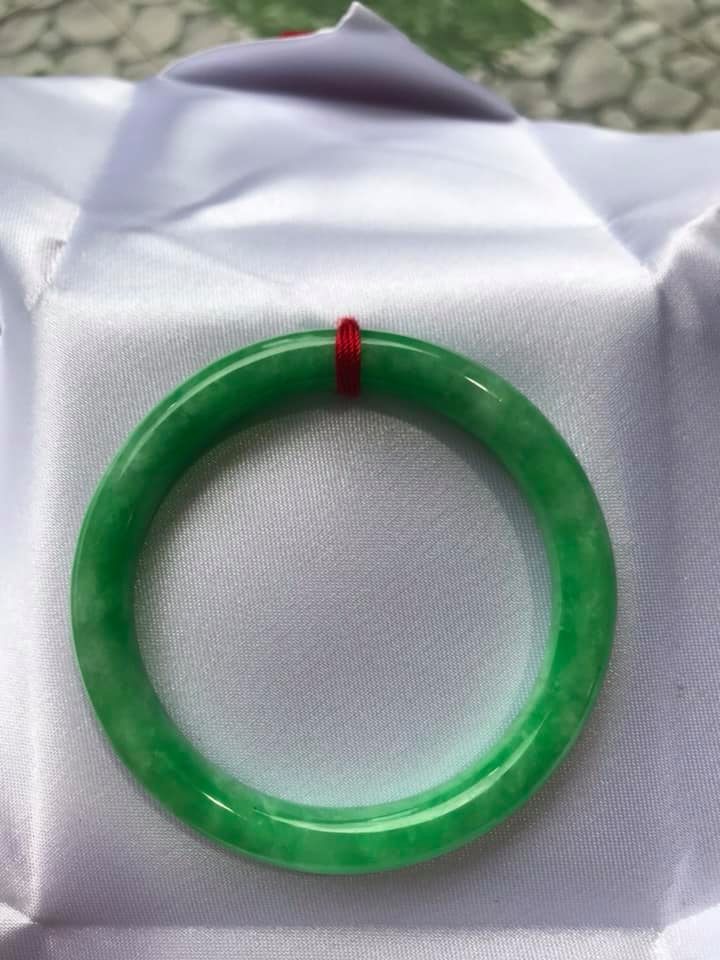 Vòng Tay Đá Cẩm Thạch Đậu Đẹp size 48mm x dầy 7mm Màu Xanh Lá Đậu Bóng Rất Là Đẹp Nữ tay nhỏ Nữ mệnh mộc hỏa thủy 35kg - 49kg đeo ạ