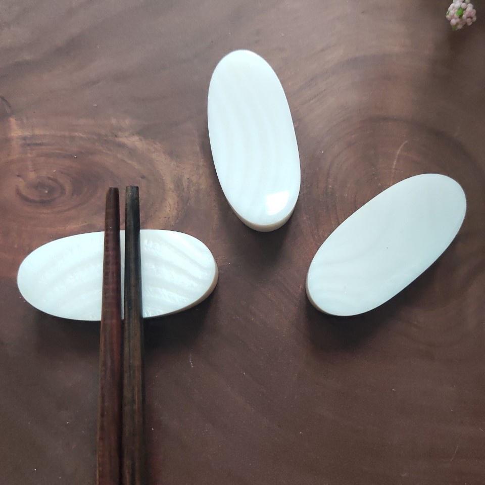 Gác Trai Oval Dài Trắng Thiết Kế Tinh Xảo, Dùng Trong Nhà Hàng, Khách Sạn, Gác Đũa Dùng Trong Gia Đình