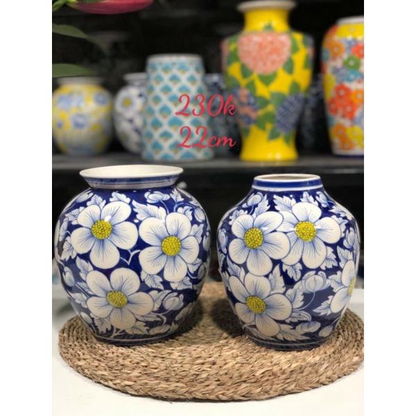 Lọ hoa vẽ ngàn hoa