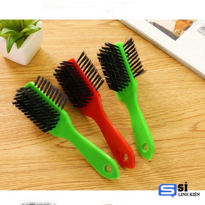 Bàn chải đánh rửa giày cán dài có 3 mặt tiện dụng