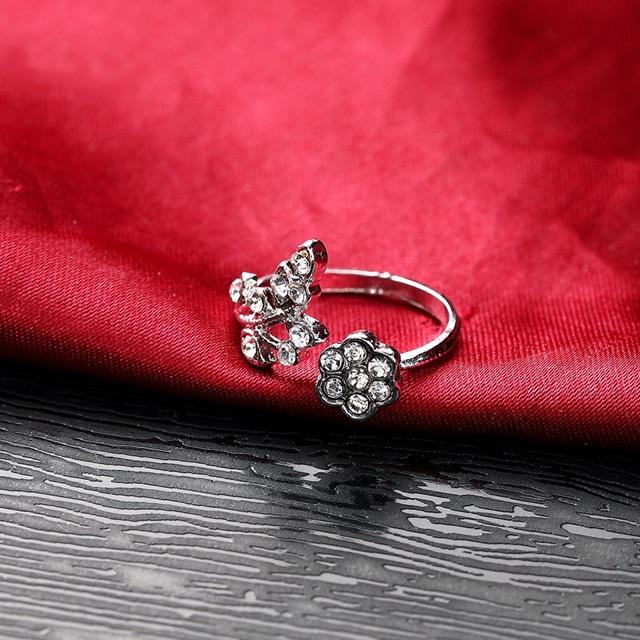 Nhẫn hình hoa đính đá kiểu dáng thanh lịch