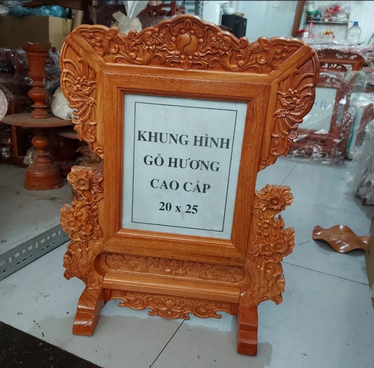 Khung ảnh thờ,khung hình thờ gỗ gõ cao cấp chạm khắc hoa mai  20 x25 cm