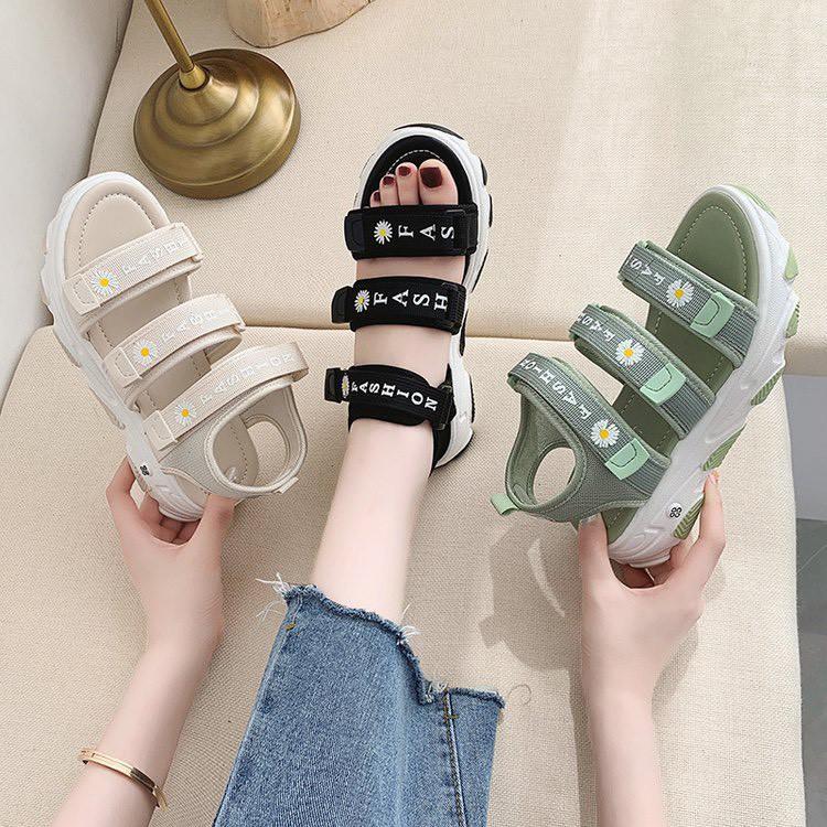 (3 MÀU) Sandal nữ Ulzang thời trang 3 quai ngang hoa cúc gắn mác siêu đẹp nữ tính