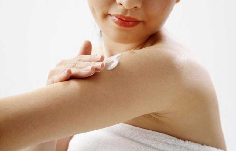 Sữa dưỡng da tay và dưỡng da toàn thân White Rain Aloe Vera Lotion 499ml - USA