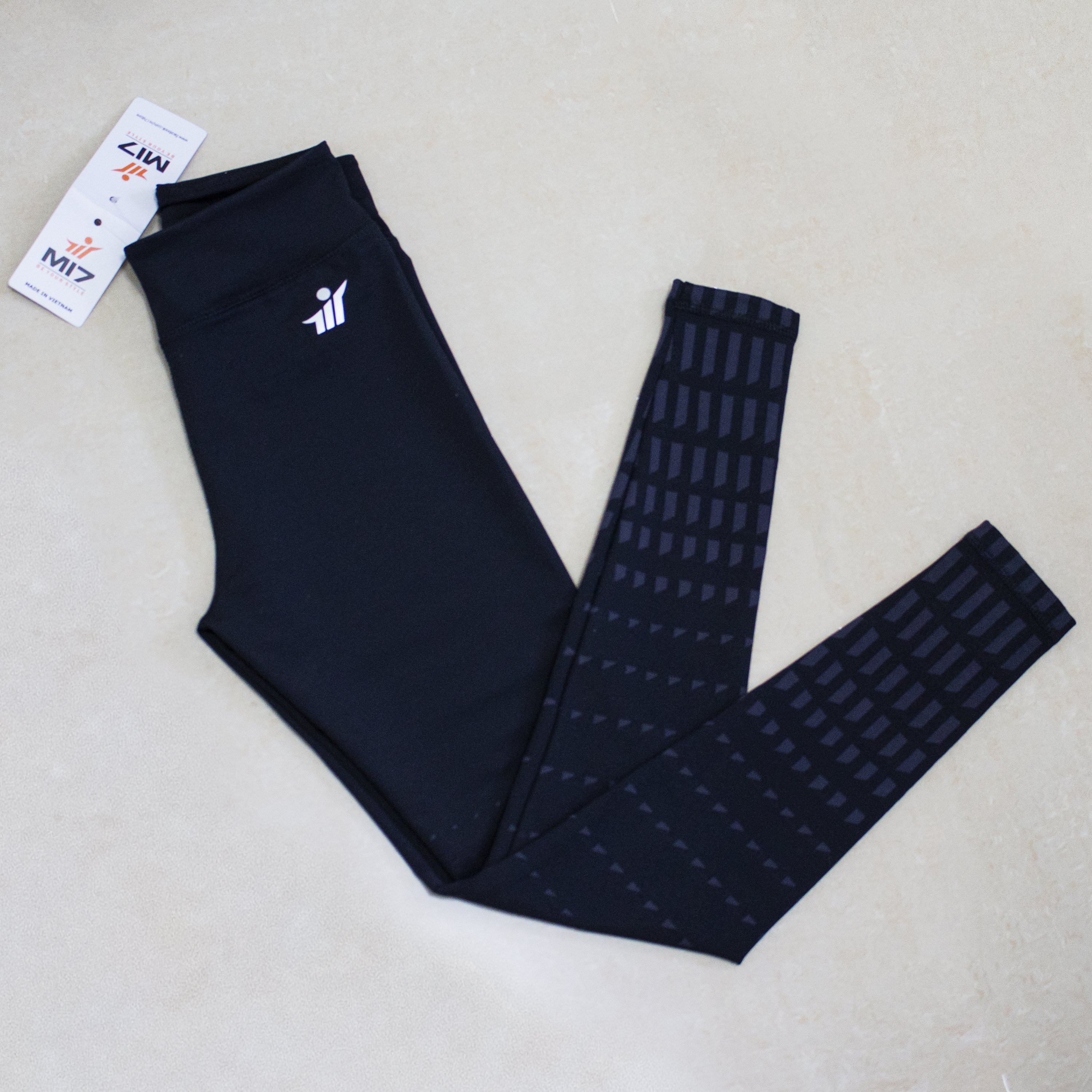 Legging đen phối họa tiết ống