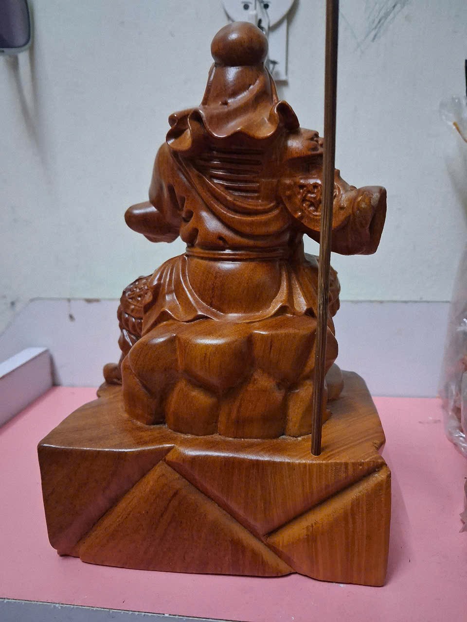 Tượng quân công đọc sách bằng gỗ hương đá cao 20x13.5x9cm