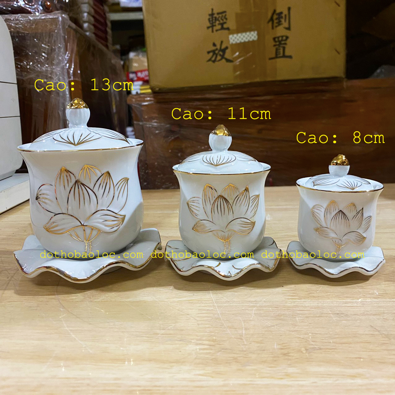 Chung nắp sứ trắng cao cấp hình hoa sen nổi 3 cỡ cao: 8cm, 11cm, 13cm