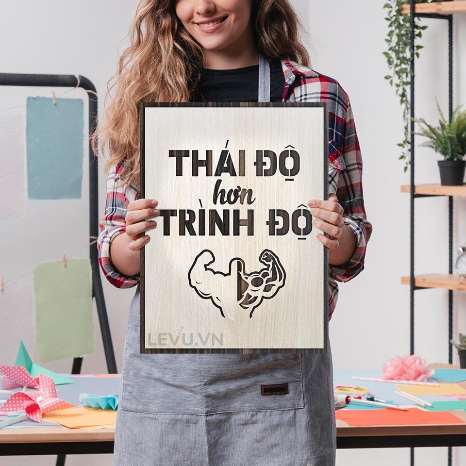 Tranh slogan văn phòng LEVU LV005 "Thái độ hơn trình độ"