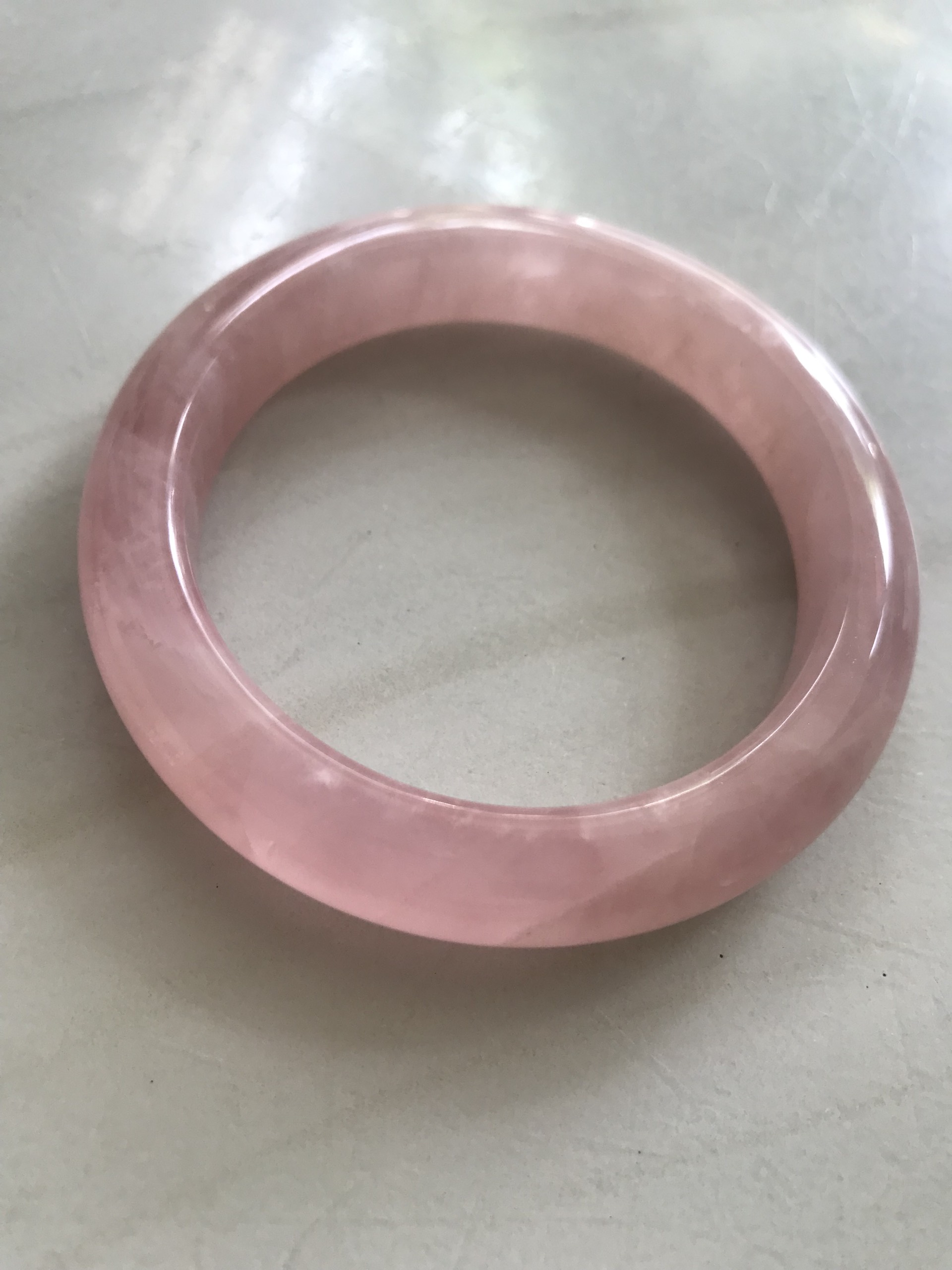 Vòng Thạch Anh Hồng Tự Nhiên Bản Hẹ Mới đẹp Ni 52mm Cao 11mm Dầy 8mm Màu Hồng xinh bóng đẹp Nữ mệnh Hỏa mệnh Thổ tay nhỏ đeo 45kg - 52 kg ạ